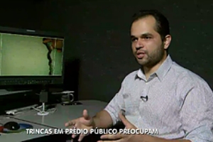 Engenheiro avalia situação de prédios trincados da Secretaria de Saúde de Contagem (MG).