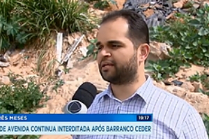 Escombros continuam em via pública de BH três meses após deslizamento de encosta.